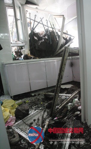 超过十米高的挡土墙倒塌 一楼住户家被砸