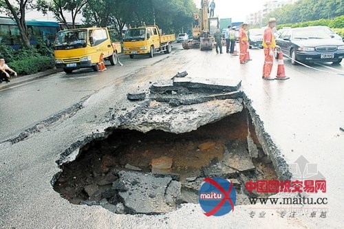 深圳“城市陷阱”频频现身 下水管道塌陷成主凶