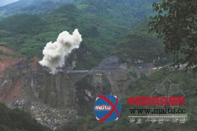 四川汉源县堰塞湖首次成功爆破危岩