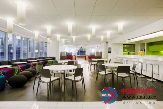 充满活力的Astral Media公司新的办公室设计