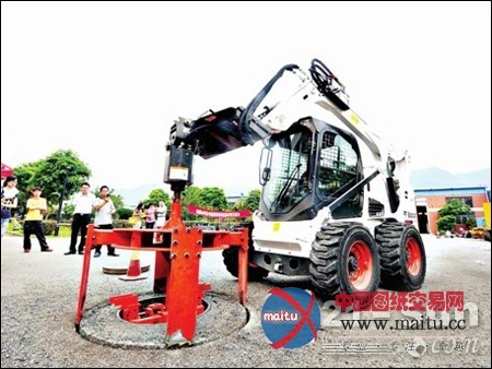 滑移装载机福州街头服役 换井盖如拔瓶盖