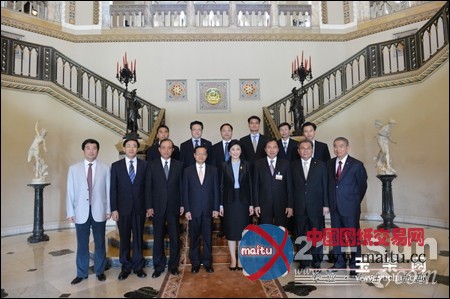 晏平陪同陈武主席在曼谷会见泰国总理英拉