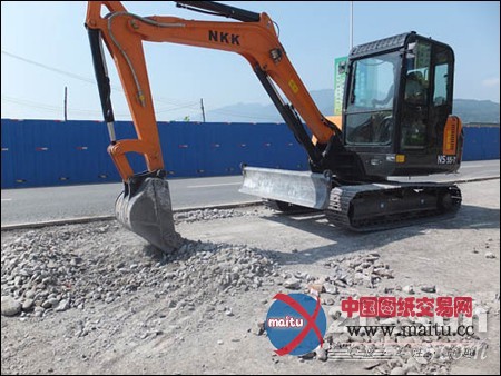 京城长野捐赠NKK挖掘机在雅安排危抢险