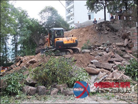 京城长野捐赠NKK挖掘机在雅安排危抢险