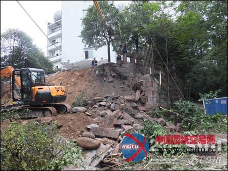 京城长野捐赠NKK挖掘机在雅安排危抢险