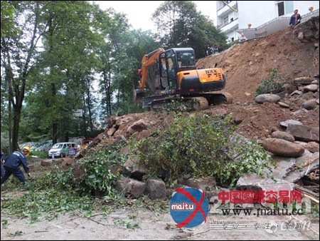 京城长野捐赠NKK挖掘机在雅安排危抢险