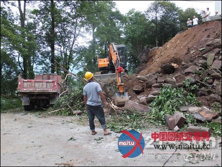 京城长野捐赠NKK挖掘机在雅安排危抢险