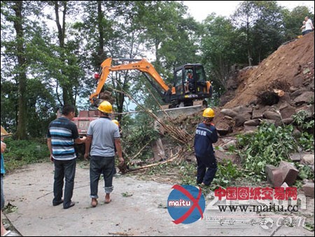 京城长野捐赠NKK挖掘机在雅安排危抢险
