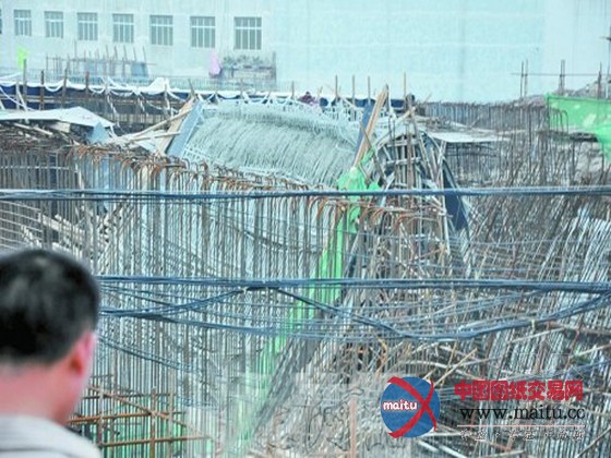 新乡在建立交桥框架涵顶板坍塌