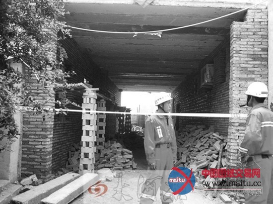 河南一村施工不带安全帽 楼板断裂致四名工人受伤