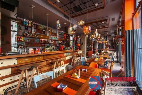 室内配饰丰富的Entourage餐厅室内设计