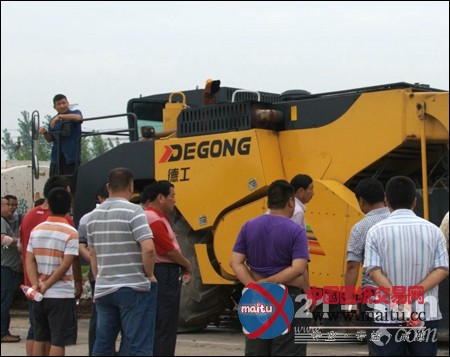 常立方:民族自尊的路面冷再生机操作手