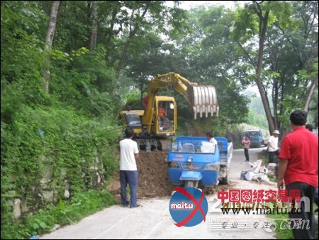 玉柴重工将挖掘机服务旗帜插上高山云端