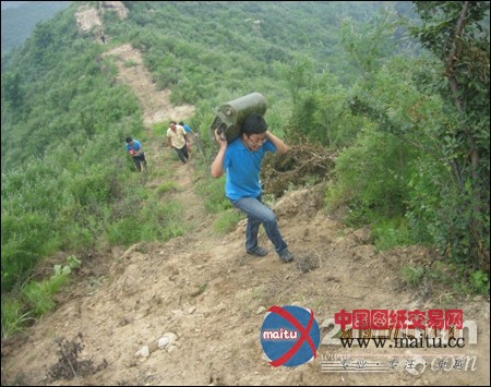 玉柴重工将挖掘机服务旗帜插上高山云端