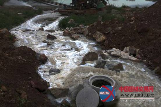 披发着浓烈硅胶味道的灰白色污水从第二污水措置厂门外的一处破损的管道内直接流进弥河。