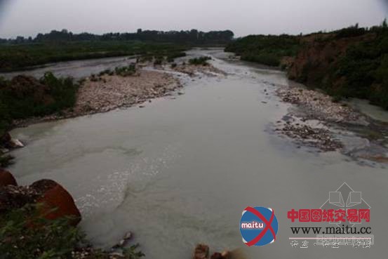 弥河被染成一片灰白色,向下流流往。