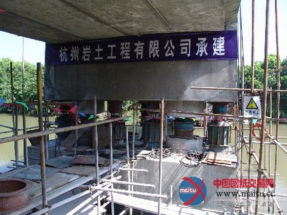 海宁首次利用桥梁顶升技术通航