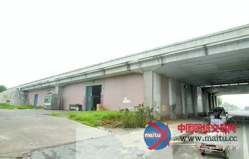 郑州高速路桥下违规建仓库 每间月租1万多