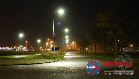 荷兰设计师发明智能街灯:有人靠近才会亮