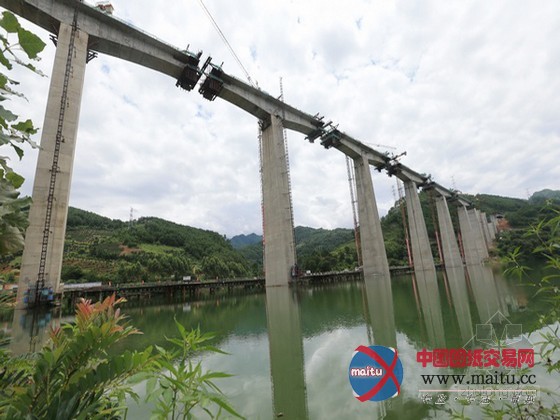 贵广铁路特大高架桥桥墩飙高79米