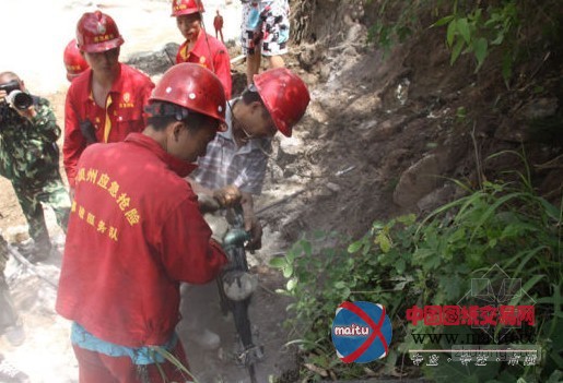 四川草坡乡:三次爆破啃掉黄泥坡“硬骨头”