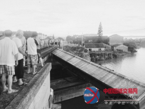 货船航行惹祸 撞断铁路桥梁