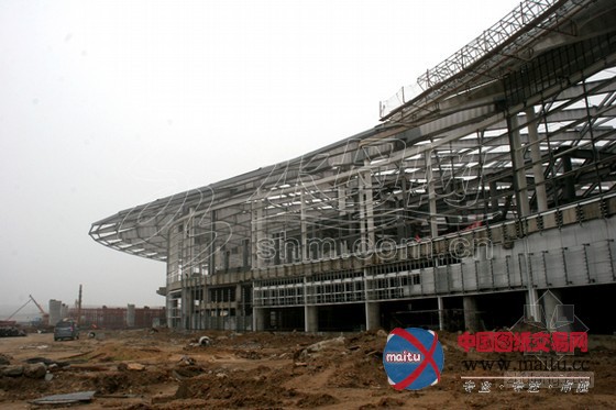 烟台潮水机场航站楼主体完工 登机桥施工中