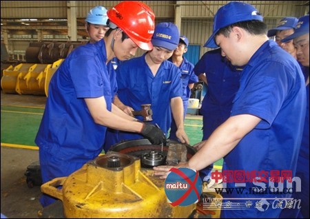 力士德办装载机压路机服务工程师培训班