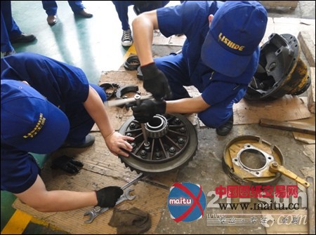 力士德办装载机压路机服务工程师培训班