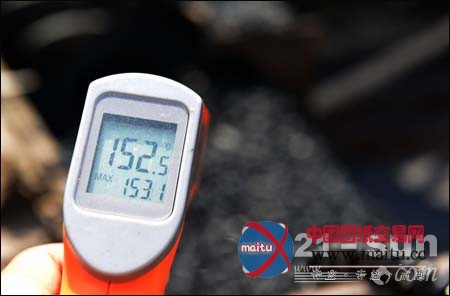 热浪高温 奋战在路面施工一线的摊铺机操作手