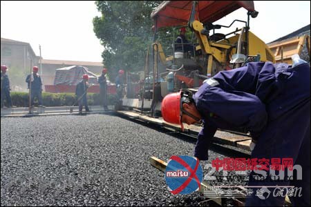热浪高温 奋战在路面施工一线的摊铺机操作手