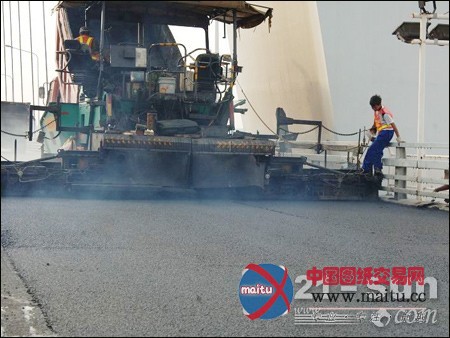 热浪高温 奋战在路面施工一线的摊铺机操作手