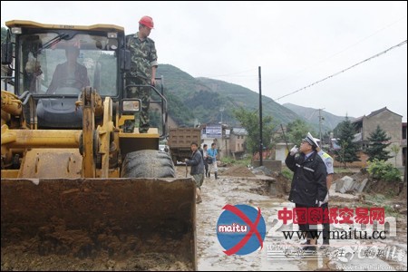 徐工厦工斗山机械抢运天水灾区灾民千余人