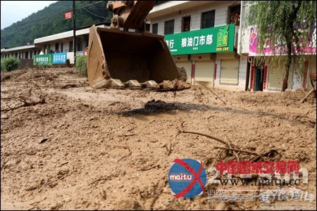 徐工厦工斗山机械抢运天水灾区灾民千余人