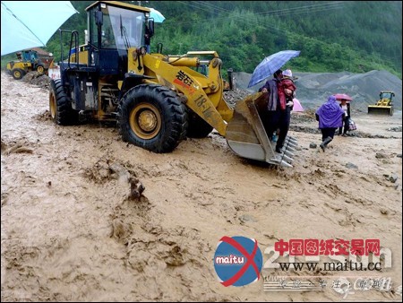 徐工厦工斗山机械抢运天水灾区灾民千余人
