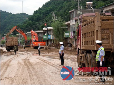 徐工厦工斗山机械抢运天水灾区灾民千余人