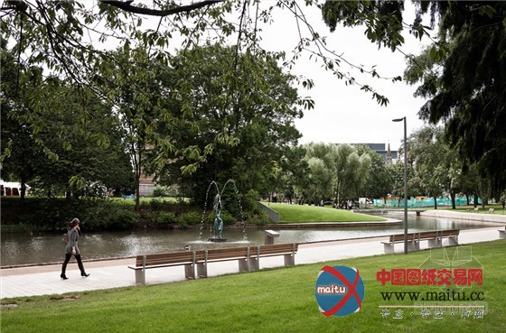 HTA景观公司设计的斯蒂夫尼奇小镇中央花园