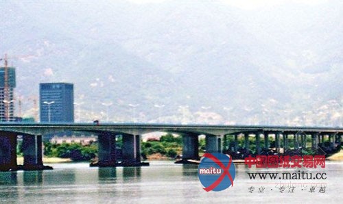 疯狂采砂危及乌龙江多座桥梁 专家:可能垮塌