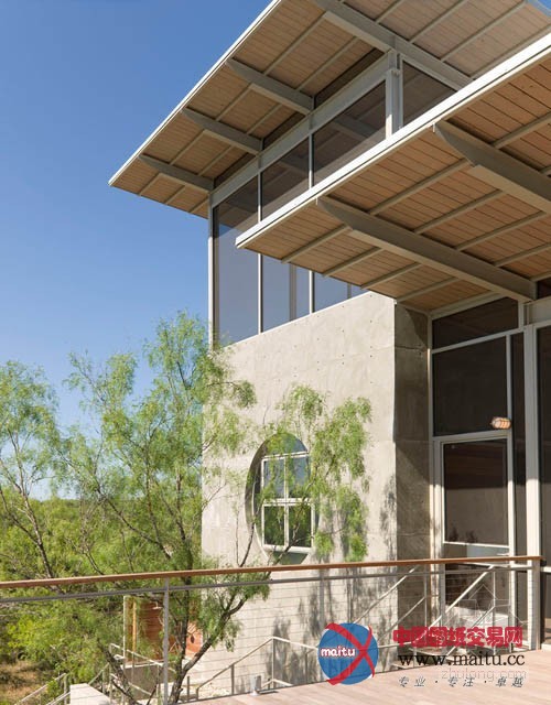 变废为宝!报废拖车变山顶湖景房设计