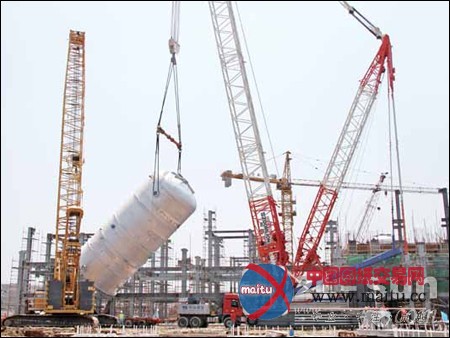 中联重科QUY500履带式起重机入驻中石化