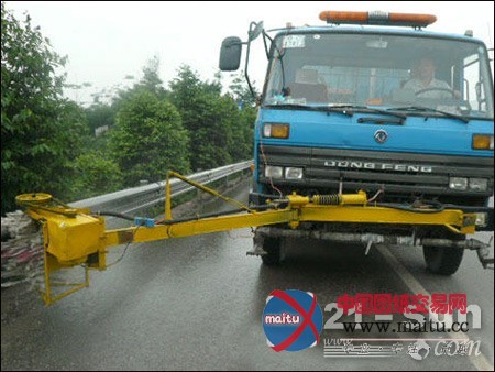 40°高温天 路面保洁机械代替人工齐上阵