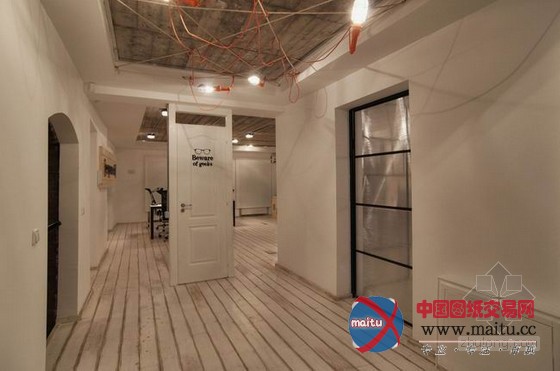 罗马尼亚办公室设计 特意打磨的木质显得随意自然