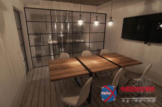 罗马尼亚办公室设计 特意打磨的木质显得随意自然