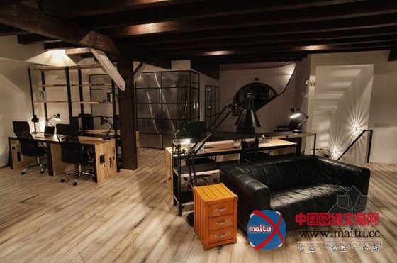 罗马尼亚办公室设计 特意打磨的木质显得随意自然