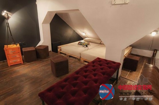 罗马尼亚办公室设计 特意打磨的木质显得随意自然