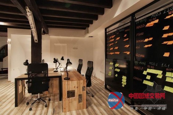 罗马尼亚办公室设计 特意打磨的木质显得随意自然