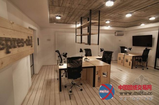 罗马尼亚办公室设计 特意打磨的木质显得随意自然