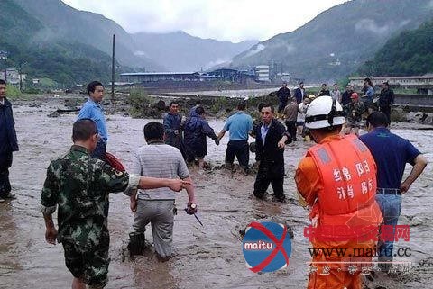 四川绵阳:暴雨引发泥石流 紧急转移受灾村民