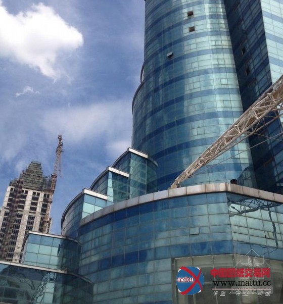 苏州世界上最高瀑布大楼封顶近十年成烂尾楼