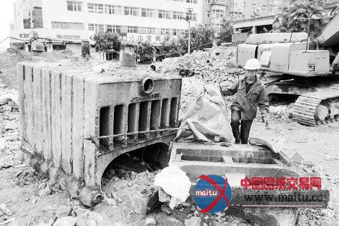 山西太原并州路挖出一日军造的锅炉